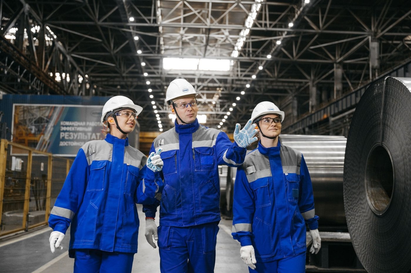 Ingenieros con casco recorriendo una planta industrial
